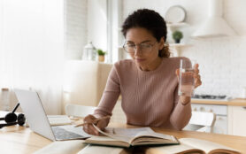 Modern,Day,Teacher.,Focused,Hispanic,Woman,In,Glasses,Read,Study