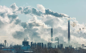 A,Large,Industrial,City,With,A,Thick,Cloud,Of,Smoke